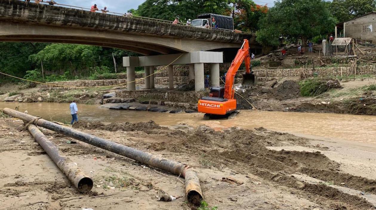 La tubería del Acueducto Costero arrasada por el Arroyo Grande.
