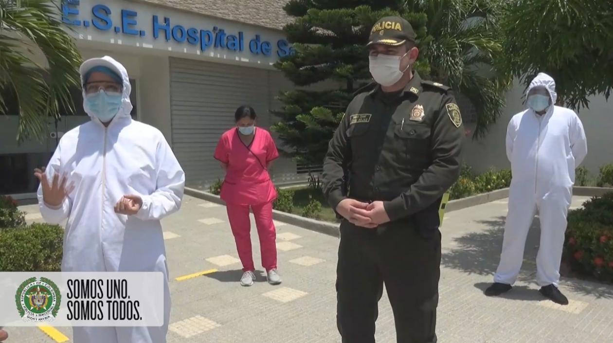 Policía con el personal médico.