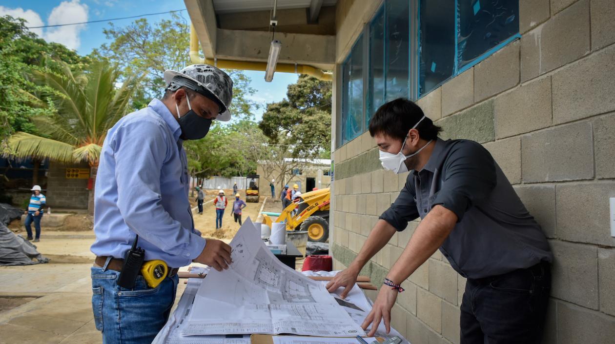 Alcalde durante la visita a las obras en dos colegios.