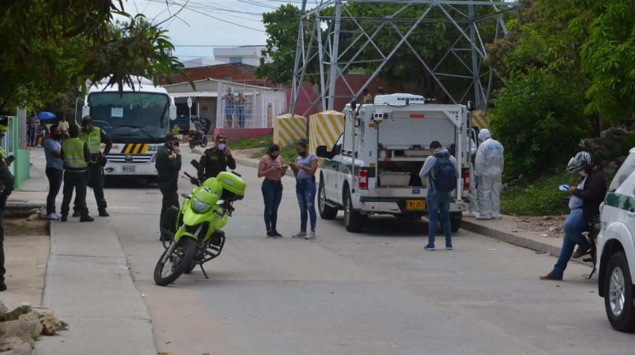 La Policía frente a la vivienda donde fue encontrado muerto el venezolano.