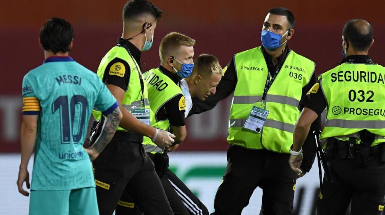 El hincha que se metió al campo de juego.