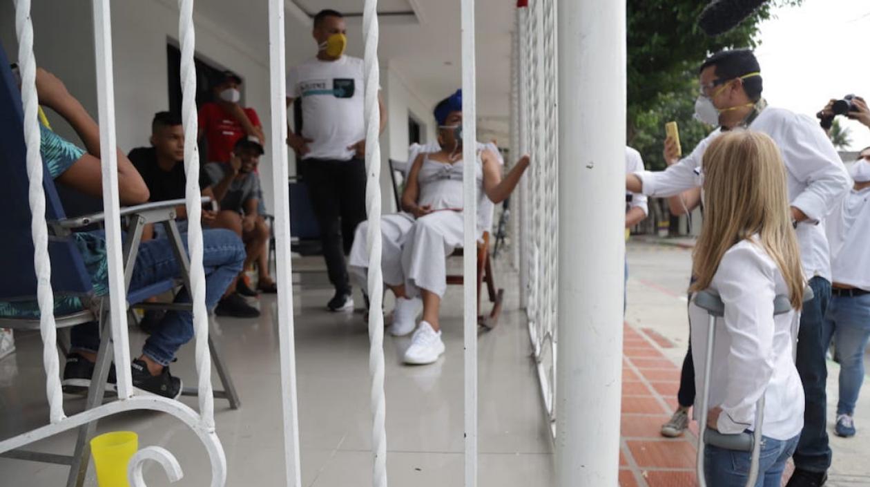 La Gobernadora Elsa Noguera y el Alcalde (e) óscar Pantoja, entregando tapabocas.