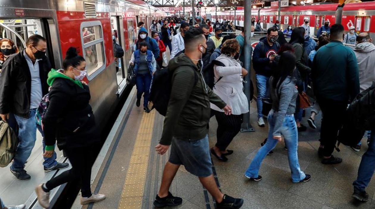 Pasajeros desembarcan del tren este lunes en la estación Luz, en el centro de Sao Paulo (Brasil).