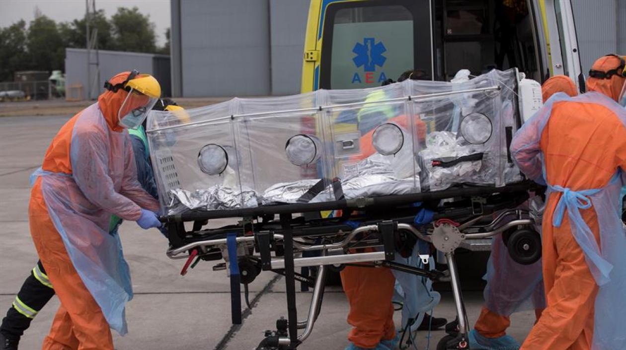 Médicos atendiendo un paciente con Covid-19 en Chile.