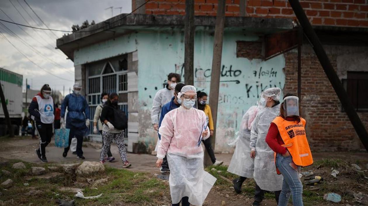 Personal sanitario busca casos positivos de la Covid-19 este miércoles, en Villa Fiorito en la provincia de Buenos Aires (Argentina).