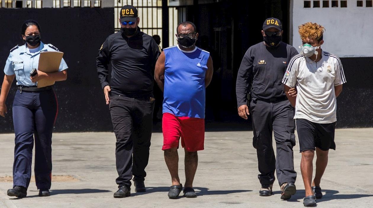 Gerardo Enrique Oliveros Laborda (c) y a Yerimi Segundo Machado (d),  detenidos.