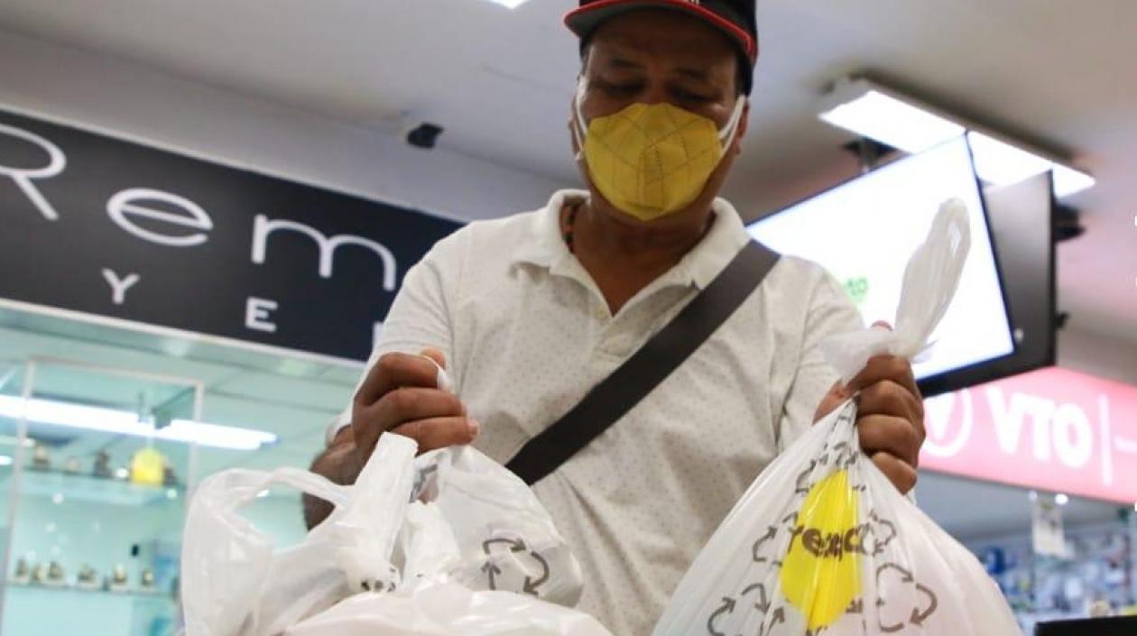 Uno de los hacedores recibiendo su compra.