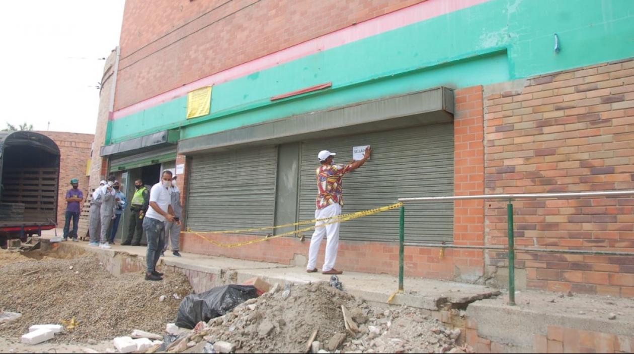 Operativo de cierre de uno de los establecimientos.