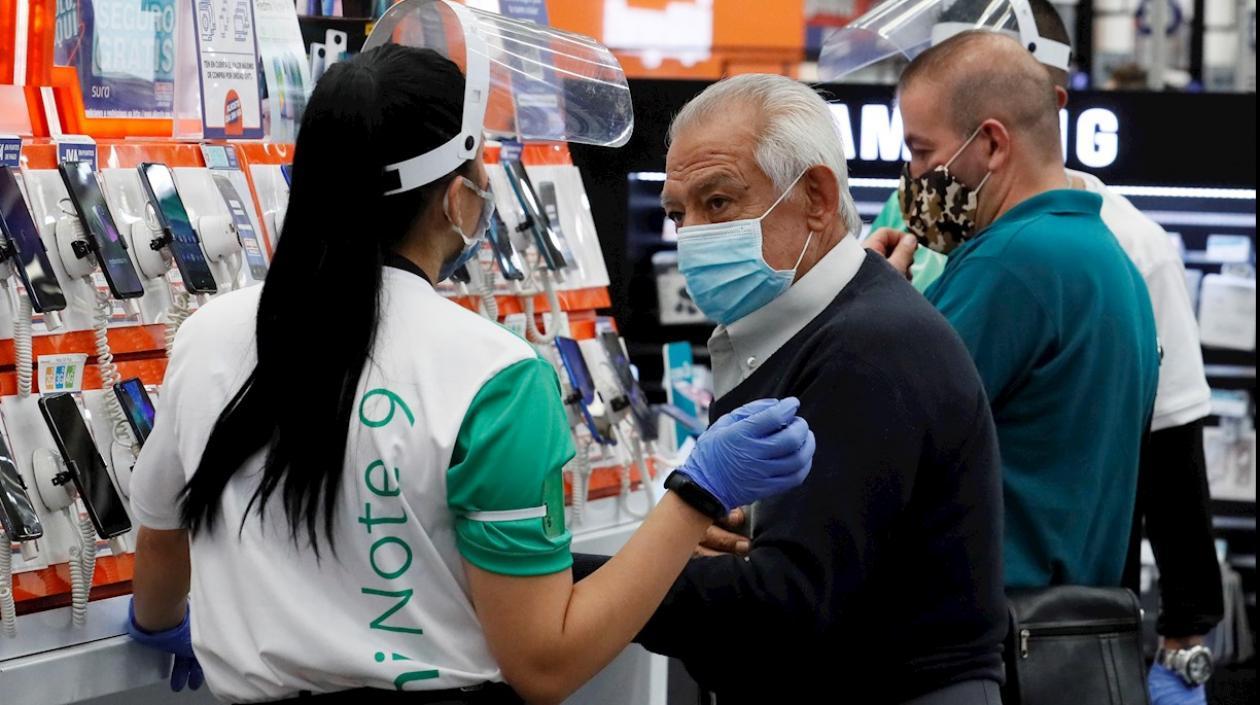 Un anciano fue registrado este viernes dentro de un almacén en Bogotá.