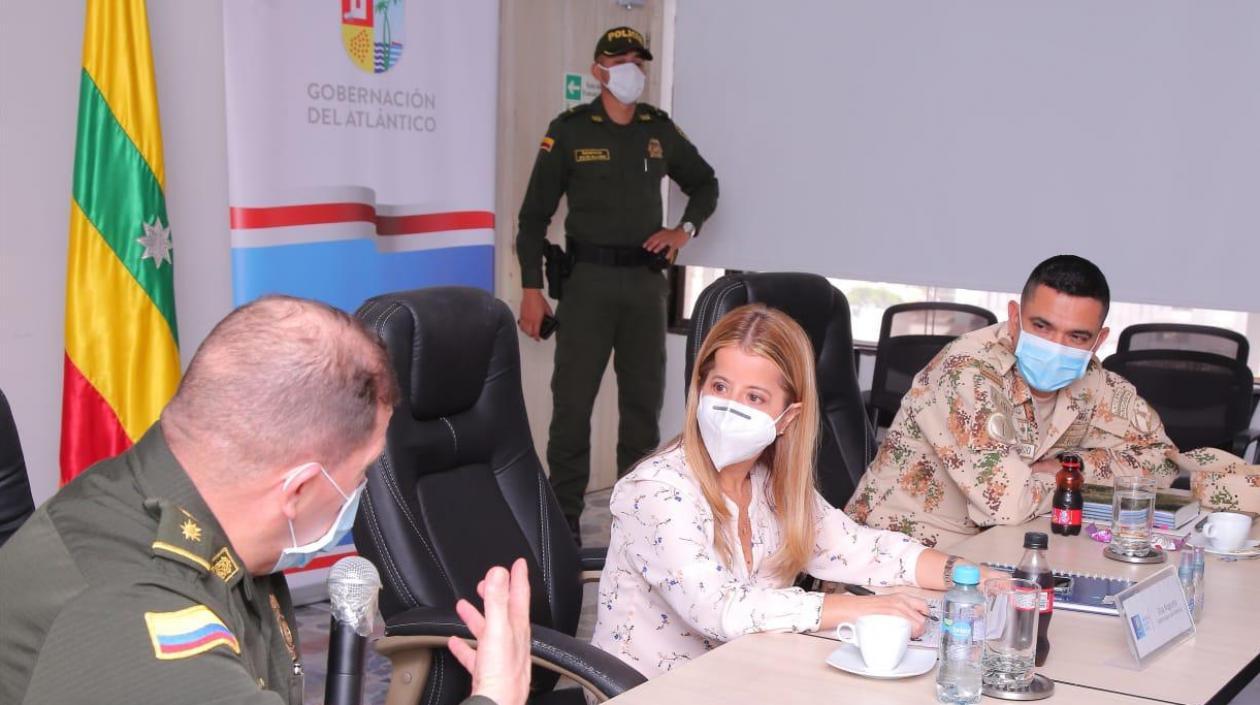 La Gobernadora con los altos mandos de la Policía y el Ejército en el departamento.