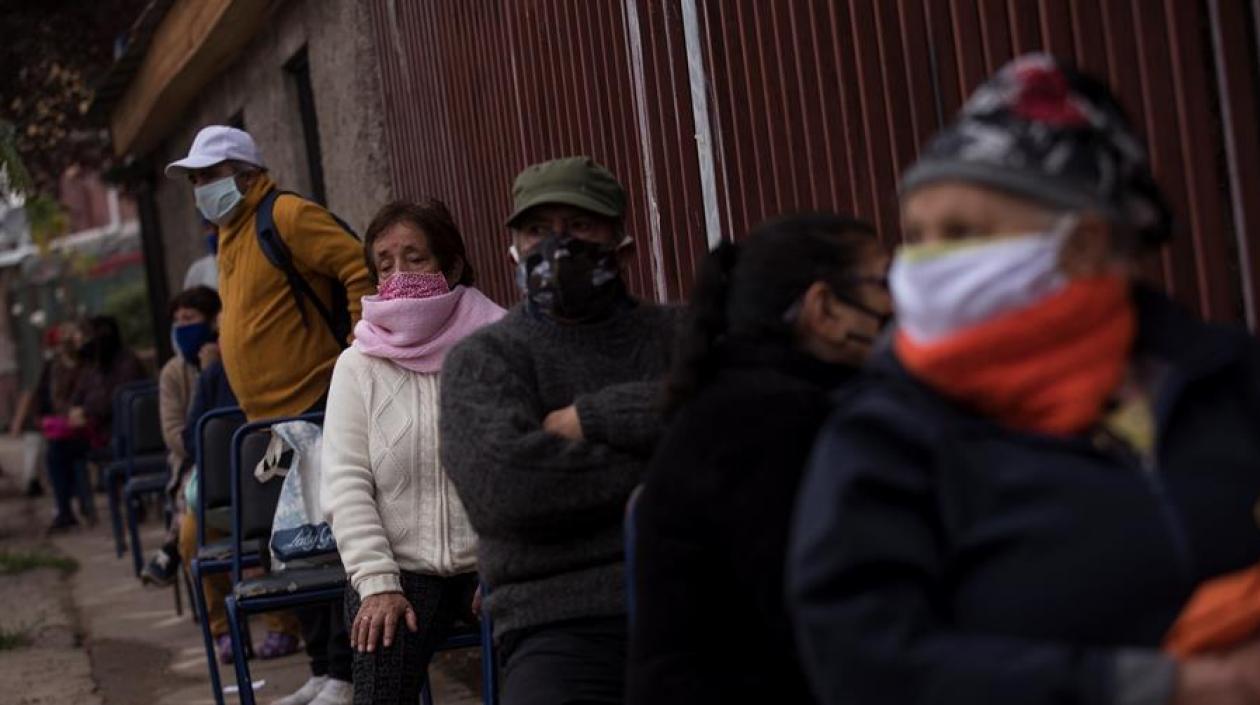 Chile se encuentra actualmente bajo estado de excepción por catástrofe y toque de queda nocturno, con las fronteras cerradas.