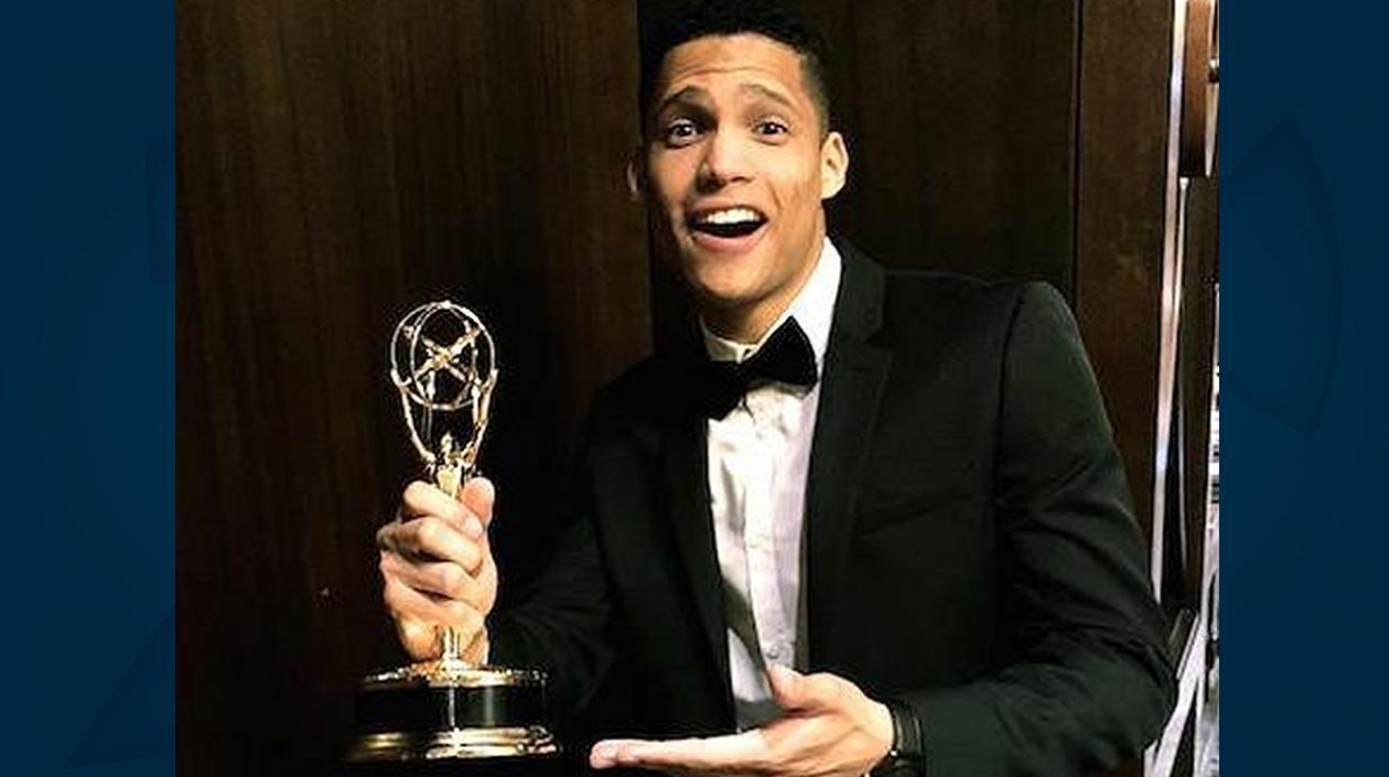 El joven con su premio.