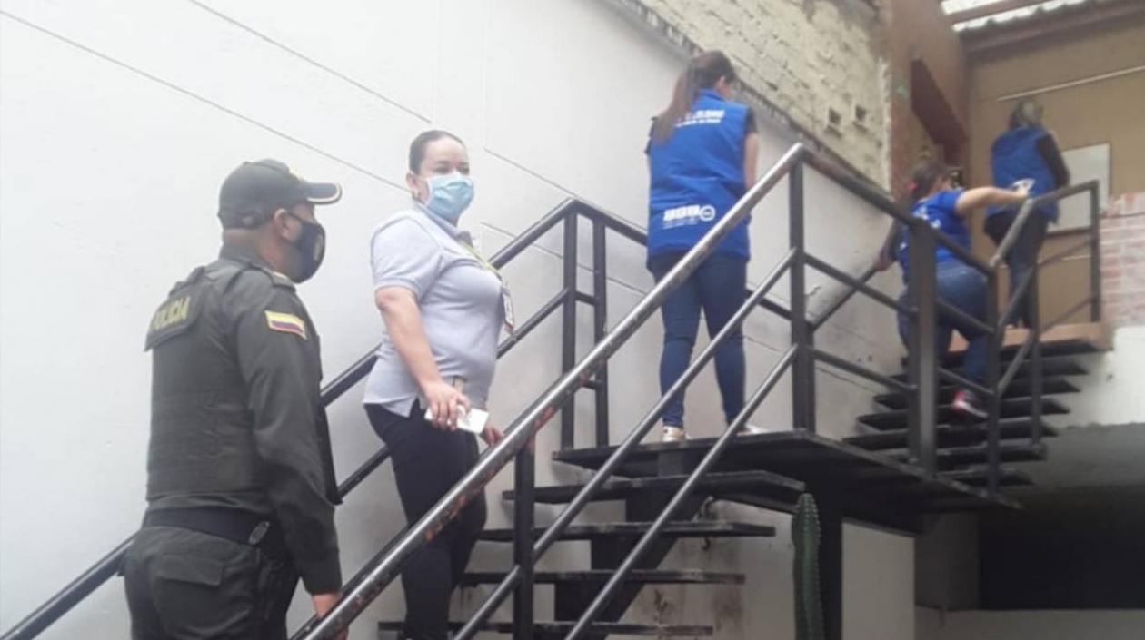 Las autoridades realizando los operativos a los moteles de la ciudad.