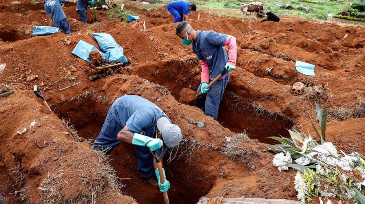 Sepultureros del cementerio de Vila Formosa de Sao Paulo, el más grande de América Latina, abren nuevas fosas para realizar más entierros dada la pandemia de Covid-19.