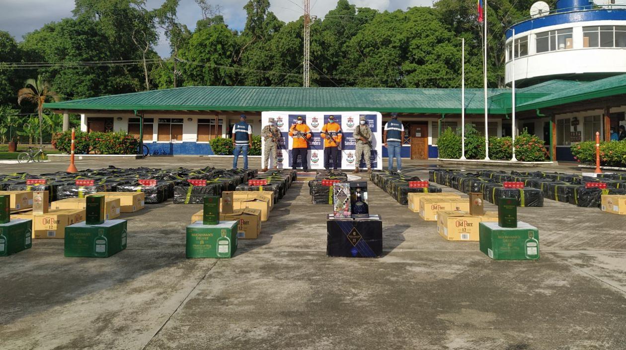 Armada con la mercancía incautada.