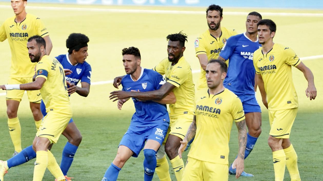 Los dos equipos en el partido.