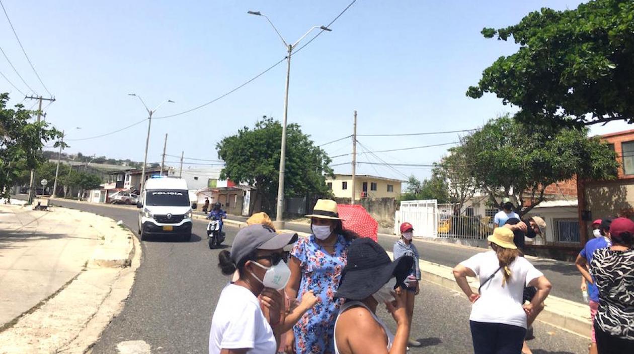 Bloqueo de la carrera 38 a la altura de la calle 100.