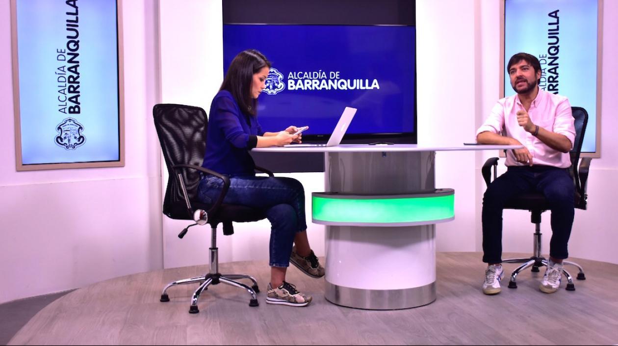 El Alcalde Jaime Pumarejo y la Jefe de Prensa Luz Elena Ramos, dando a conocer las medidas.