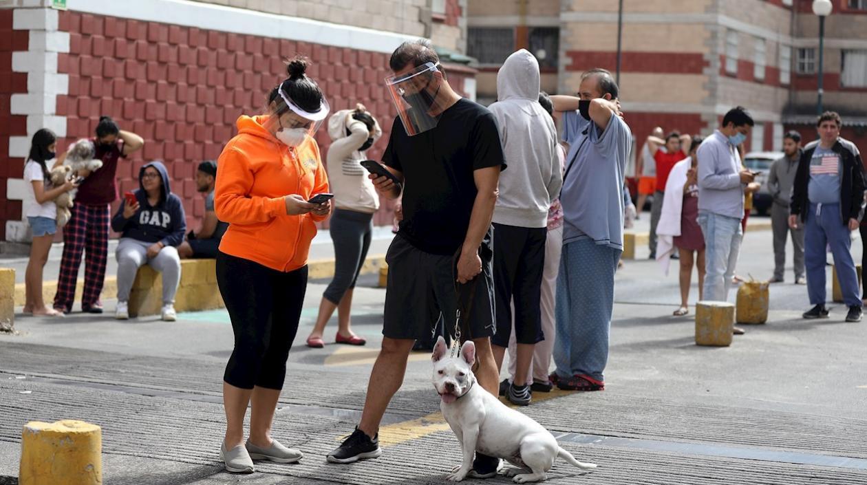 Personas salen de sus hogares después de escuchar la alerta sísmica en diferentes alcaldías de Ciudad de México (México).