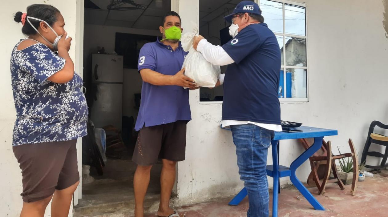 Entrega de auxilios alimentarios.