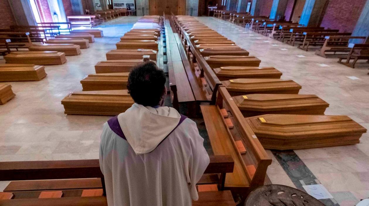 Féretros de 45 víctimas de coronavirus en la iglesia de San Giuseppe en Seriate (Bérgamo), Italia, el pasado mes de marzo.