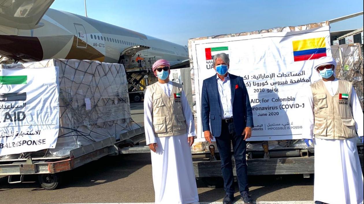 El Embajador Jaime Amín, despachando la ayuda médica para Colombia.