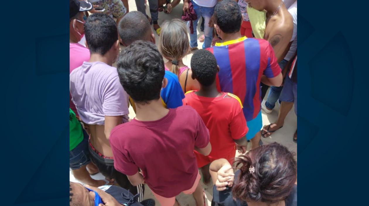 En el lugar de los hechos se aglomeraron muchas personas, sin tapabocas.