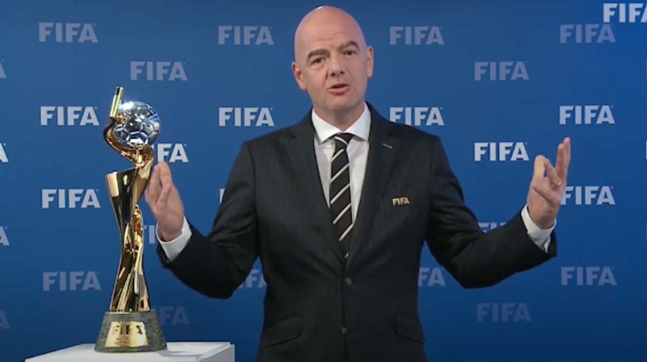 El presidente de la FIFA anunciando la decisión del Mundial a Australia y Nueva Zelanda.