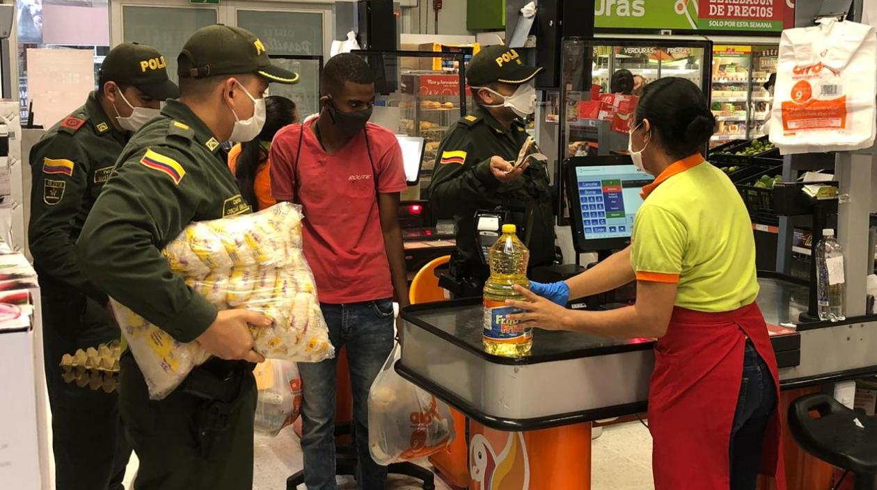 Policía hizo colecta y le regaló un mercado a Moisés.