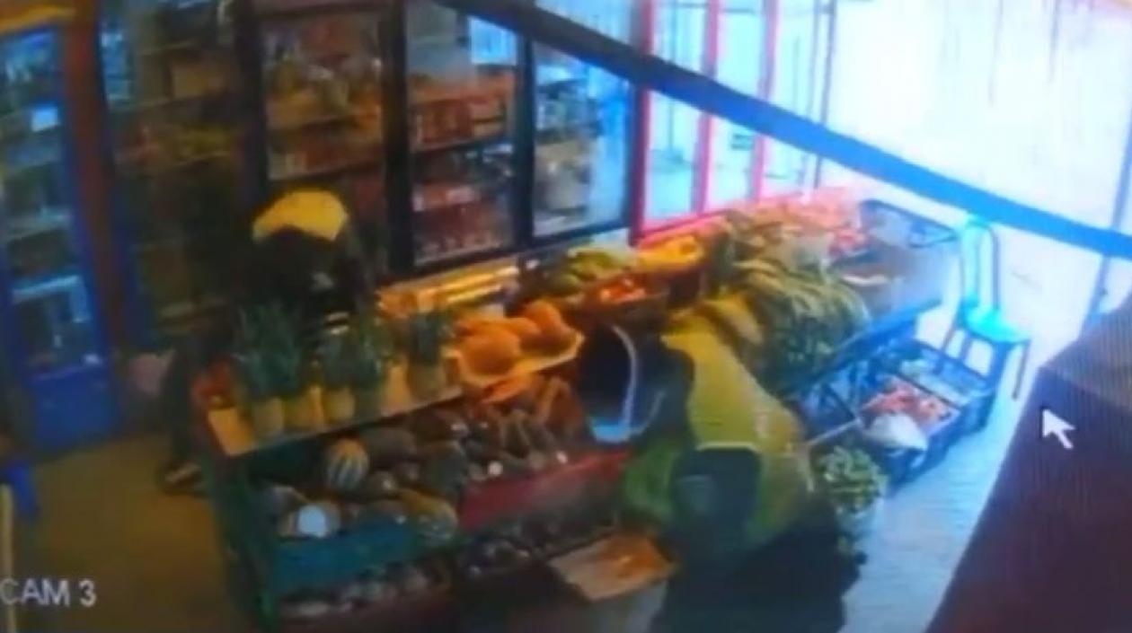 Momento en que policías capturan a los asaltantes.