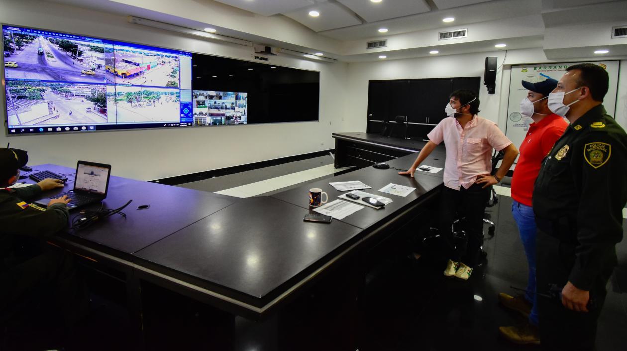 Alcalde de Barranquilla en el Puesto de Mando Unificado