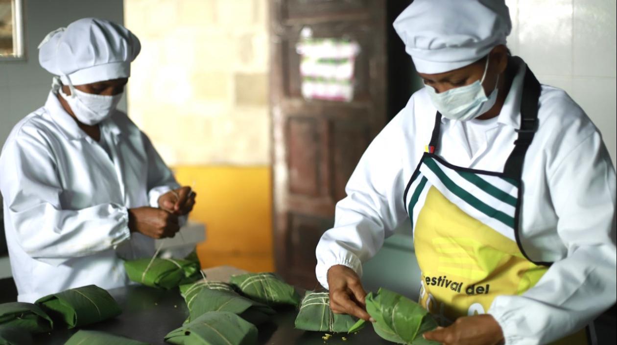 Preparación de pasteles en Pital de Megua.