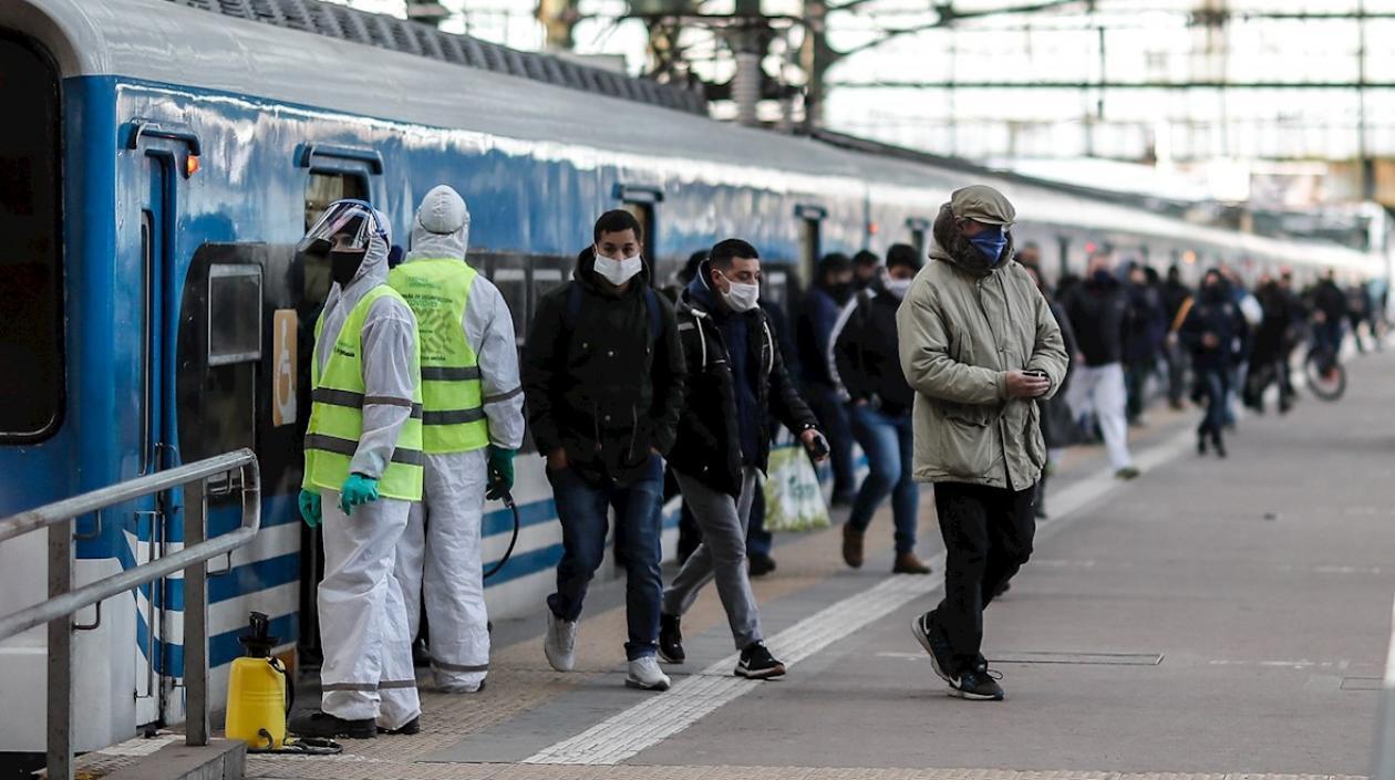 Personal de la Policía realiza controles este lunes en un ingreso a la ciudad de Buenos Aires. 