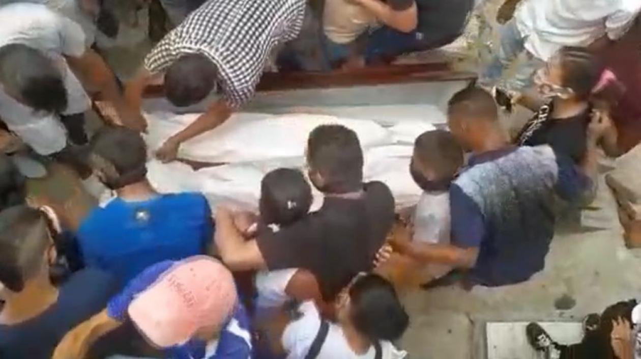 Momento en el que abren la bolsa del cadáver.