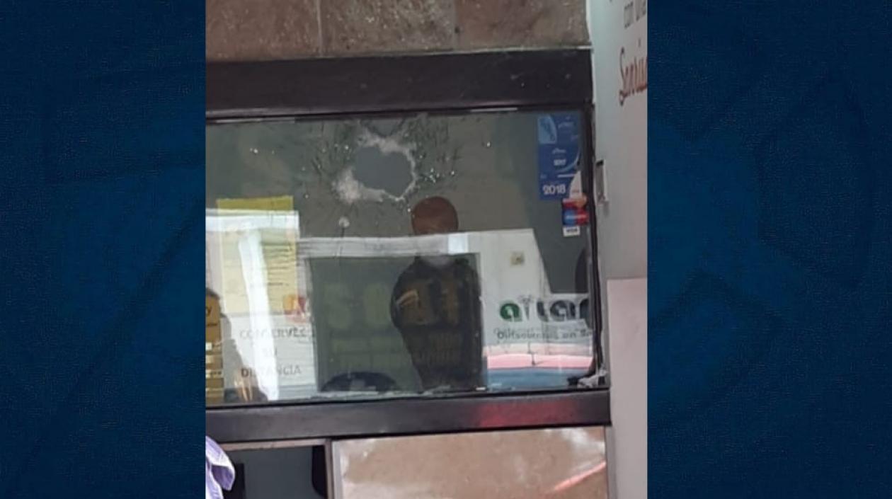 Los ladrones partieron el vidrio de seguridad con una maceta.