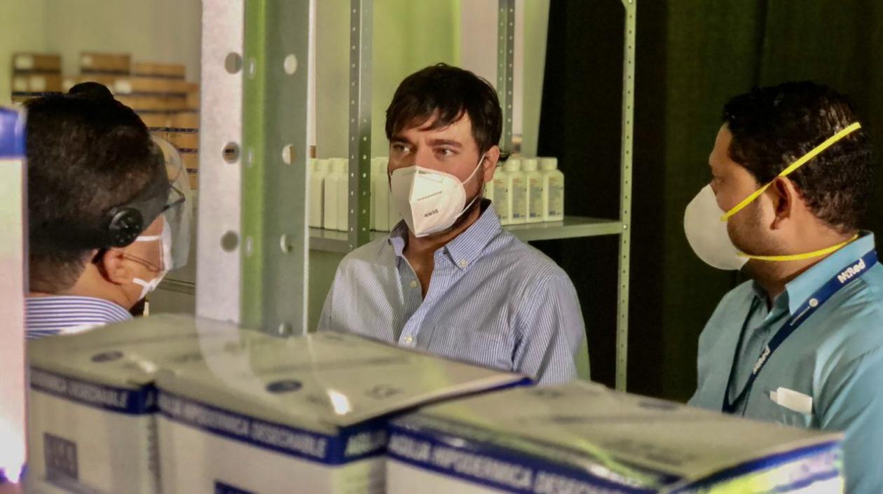 Alcalde Jaime Pumarejo en el Hospital de Campaña.