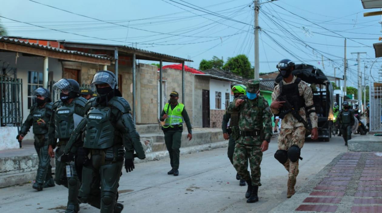 Las autoridades realizan operativos en las calles del municipio.