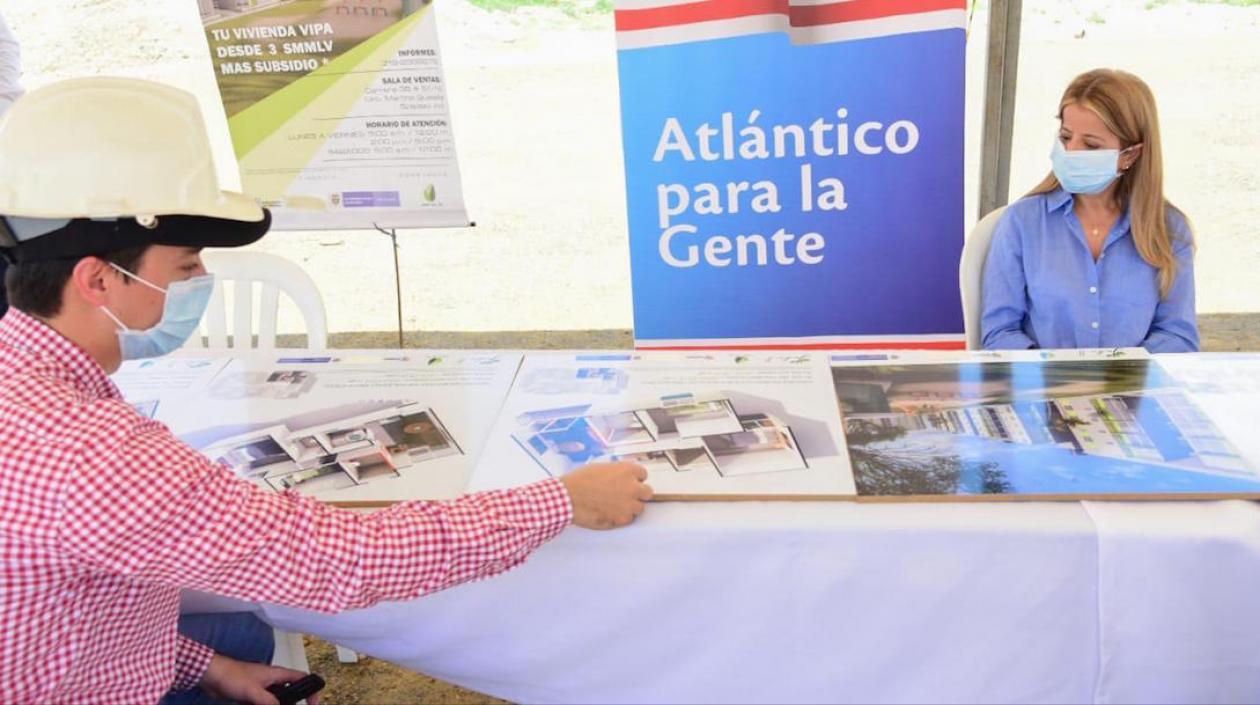 La Gobernadora Elsa Noguera revisando los proyectos.