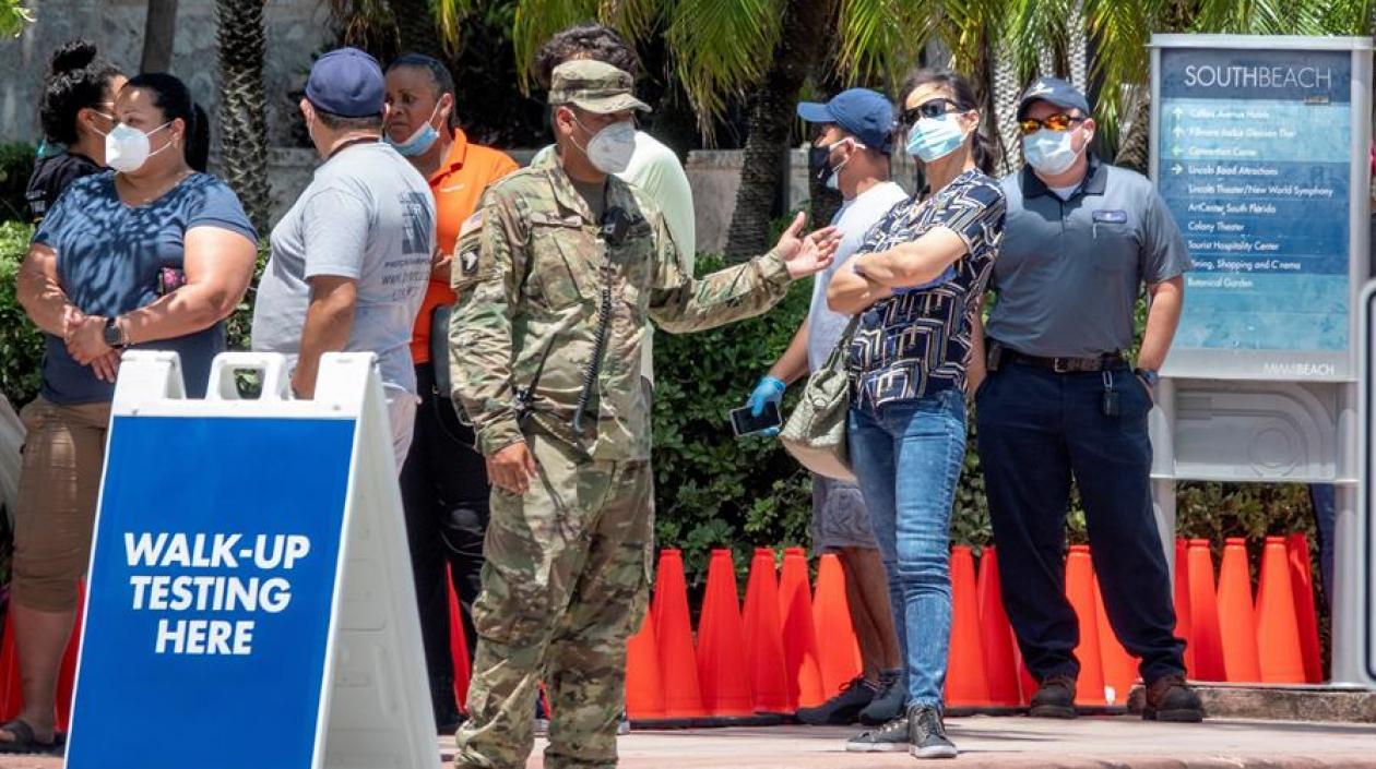 Personas con tapabocas en la Florida.