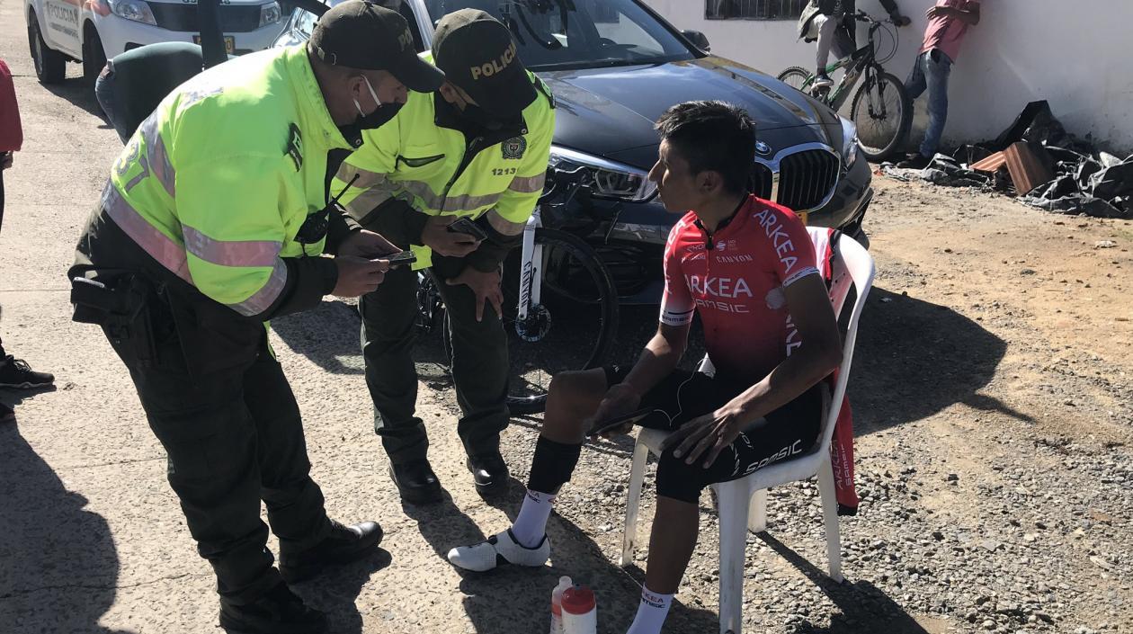 Policía atiende a Nairo Quintana tras el accidente.