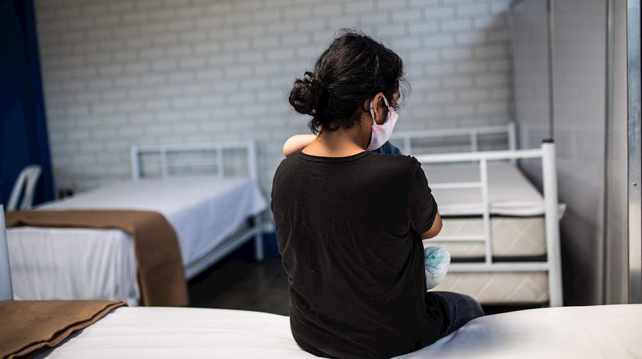 Una mujer con su bebé en un centro de acogida en Lima.