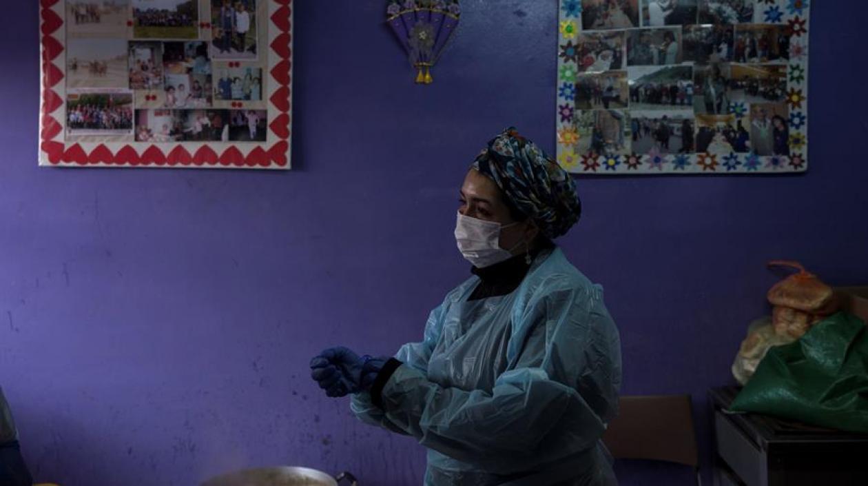 Una trabajadora de la salud en Chile.