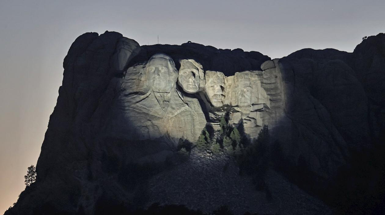 Vista del Monte Rushmore iluminado en Keystone, Dakota del Sur, Estados Unidos.