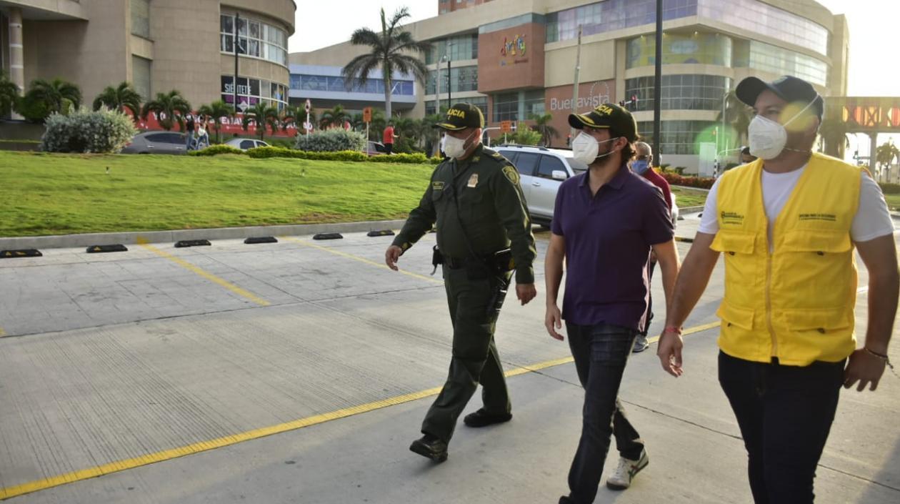 El Alcalde Pumarejo inspeccionado sectores comerciales de Barranquilla.