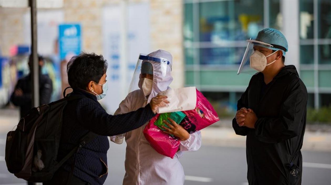 Personas con tapabocas en Ecuador.