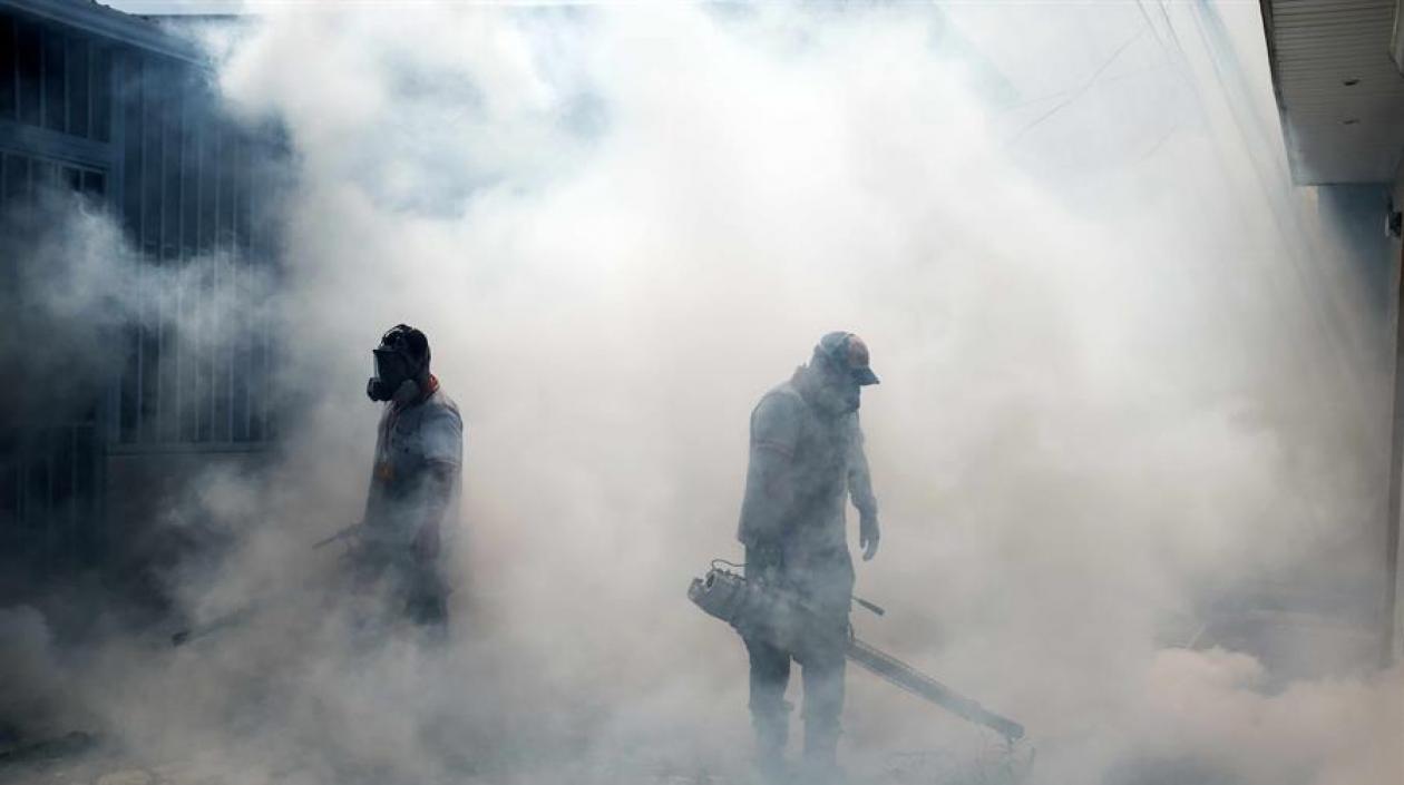 Fumigación en una calle de Costa Rica.
