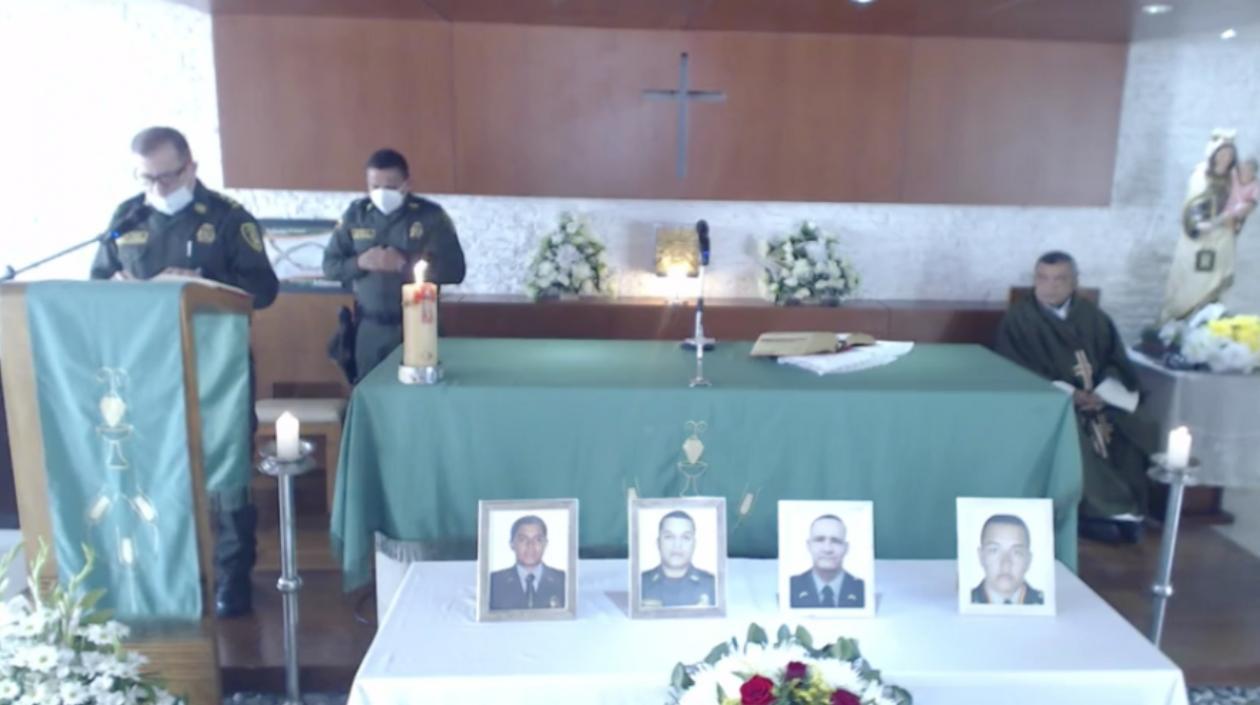 El general Ricardo Alarcón dedicando unas palabras a sus hombres fallecidos y para que los enfermos se recuperen.