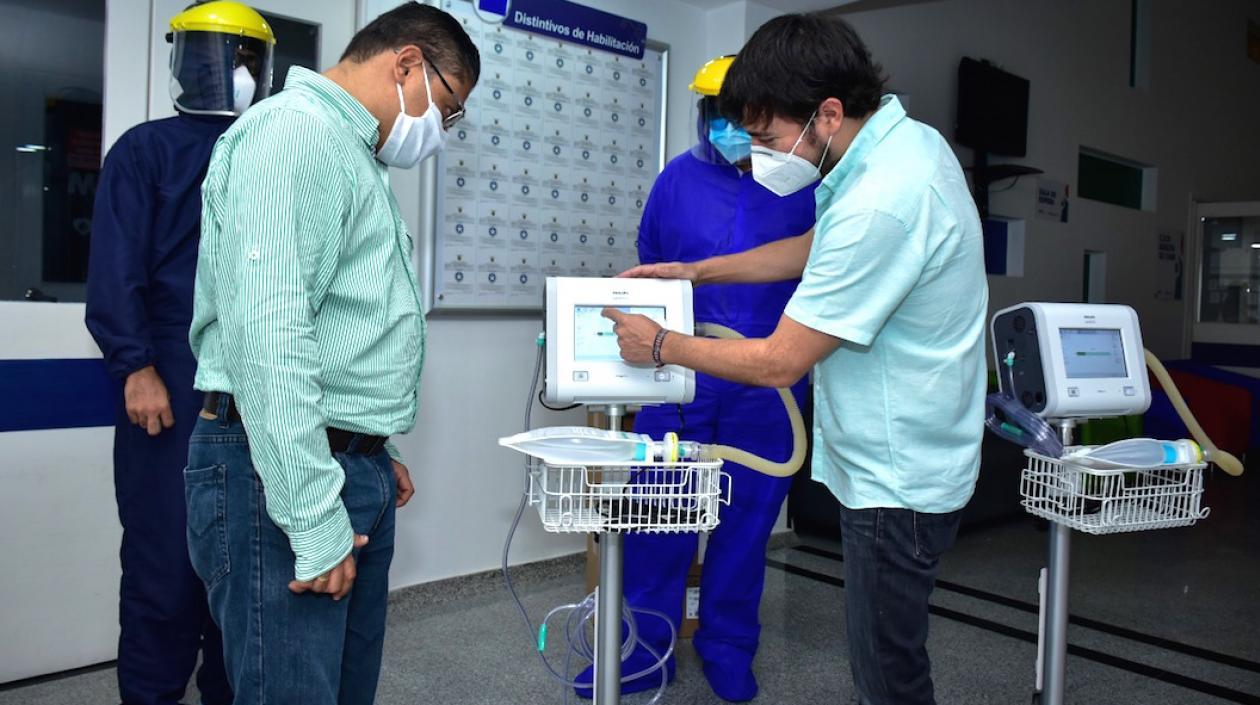 El Alcalde Jaime Pumarejo recibiendo los respiradores.