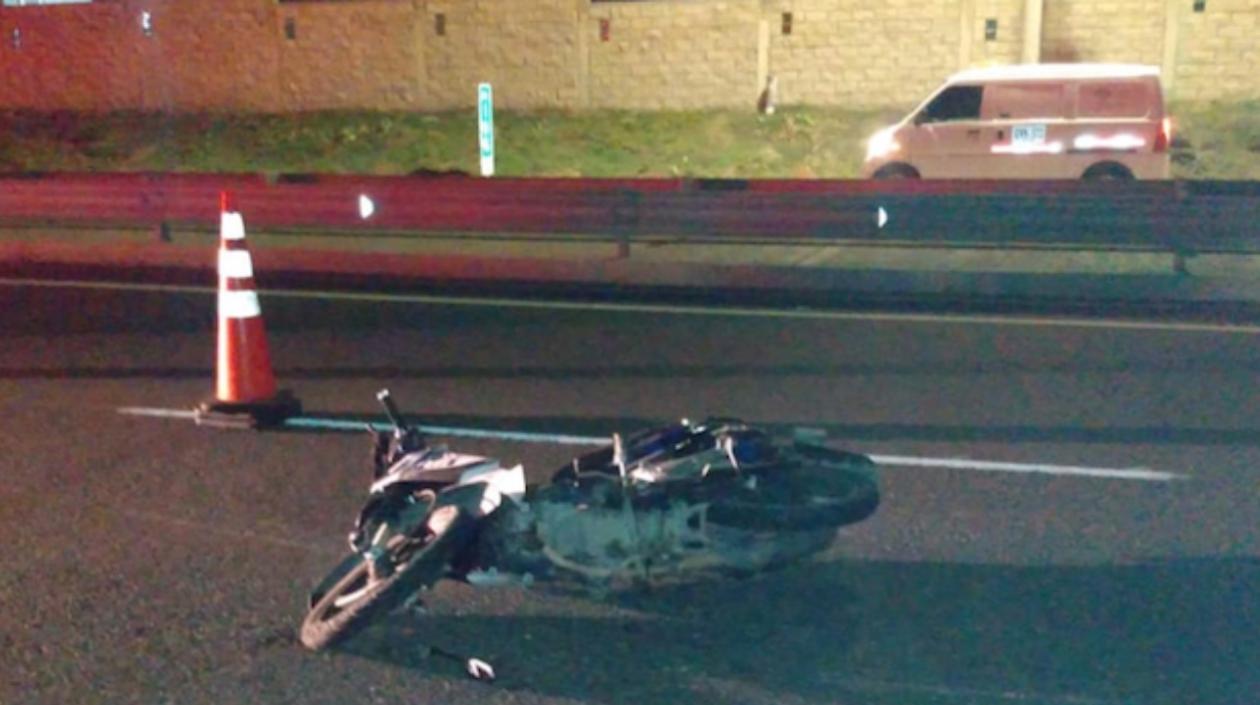 En esta moto se movilizaba el policía cuando sufrió el accidente.