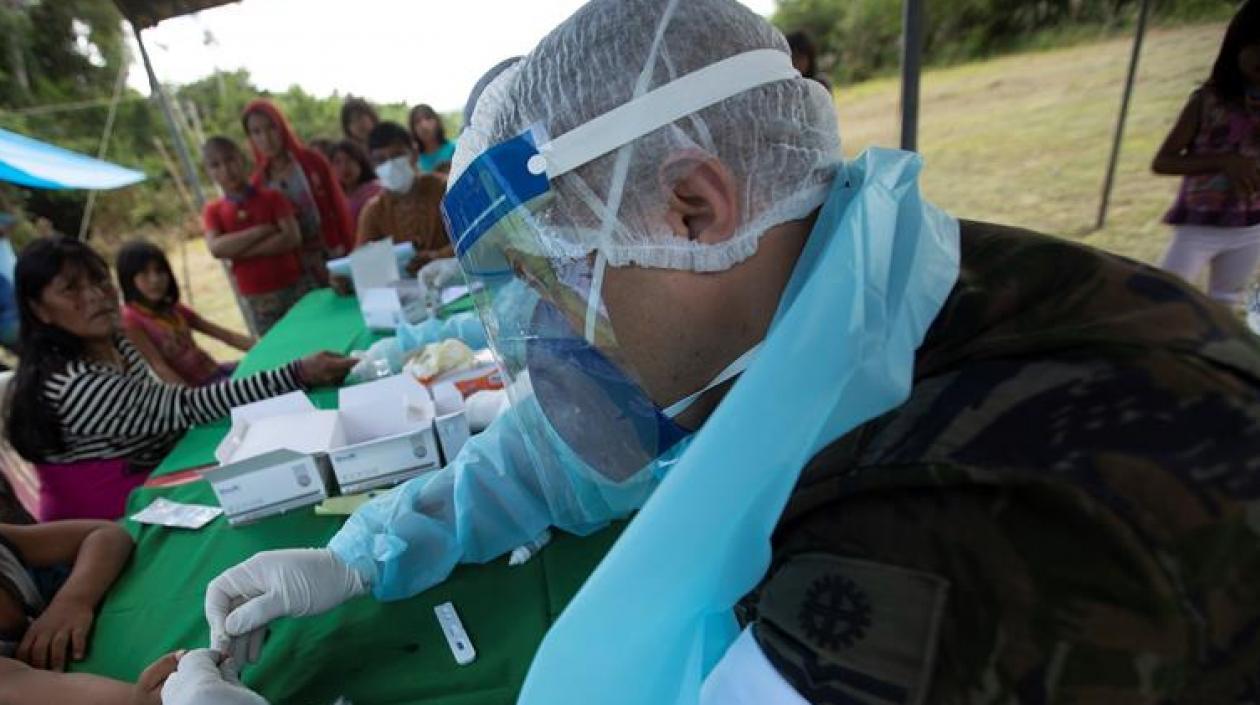 Médicos de las Fuerzas Armadas realizan pruebas rápidas para detectar el Covid-19 en indígenas Yanomami en la región de Waikas en Auaris (Brasil).
